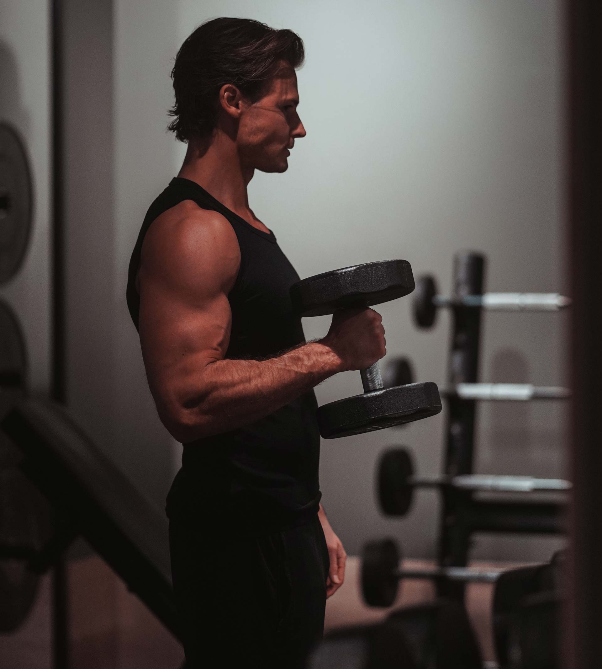 Trener som gjør trening på treningsstudioet